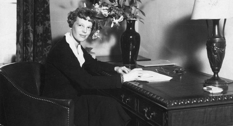 Amelia Earhart nổi tiếng vì điều gì?