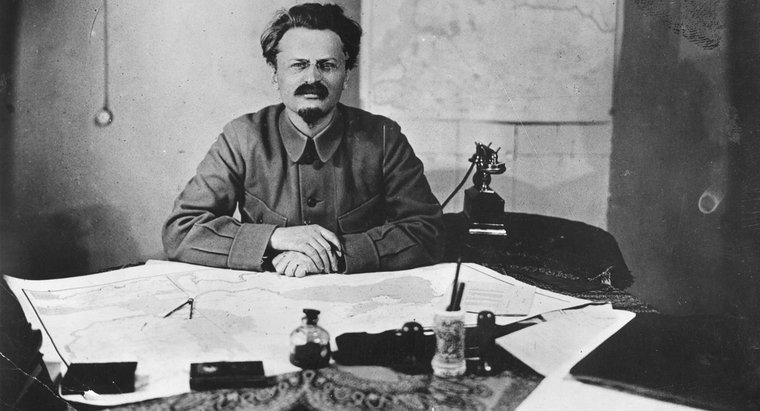 Leon Trotsky đã đóng vai trò gì trong Cách mạng Nga?