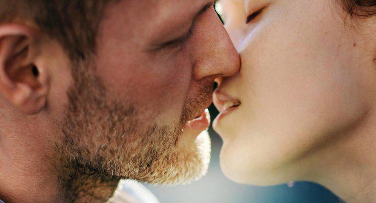Có thể lây lan tưa miệng khi hôn không?