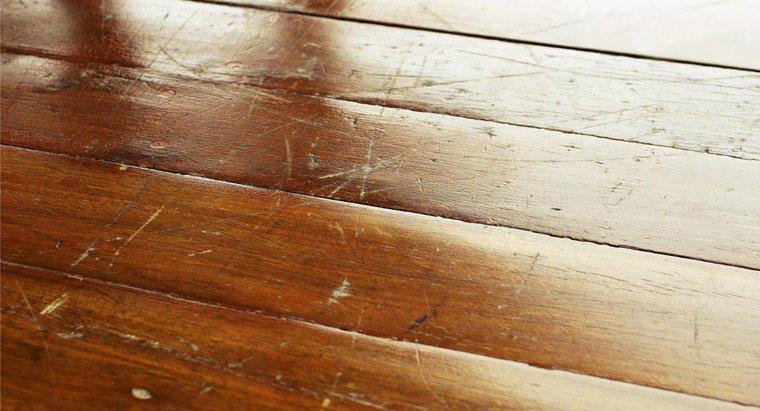 Làm thế nào để bạn loại bỏ vết xước khỏi sàn gỗ cứng?