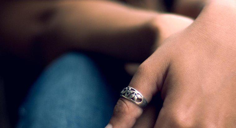 Ý nghĩa của một chiếc nhẫn ngón tay cái là gì?