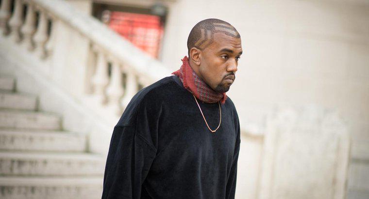 Kanye West bán các mặt hàng từ dòng quần áo của anh ấy ở đâu?