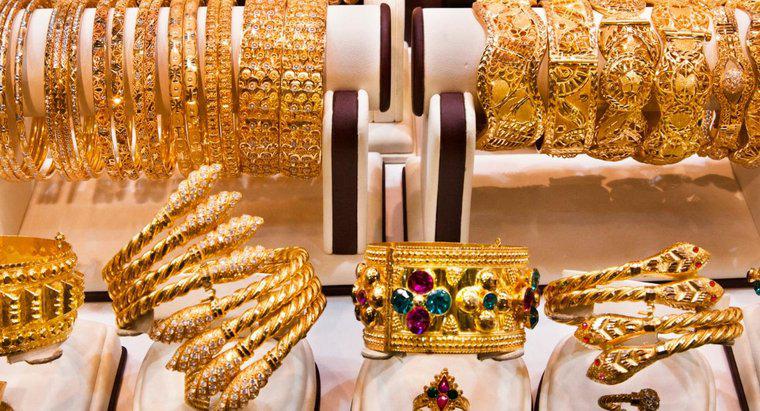 Sự khác biệt giữa trang sức dát vàng và trang sức mạ vàng là gì?