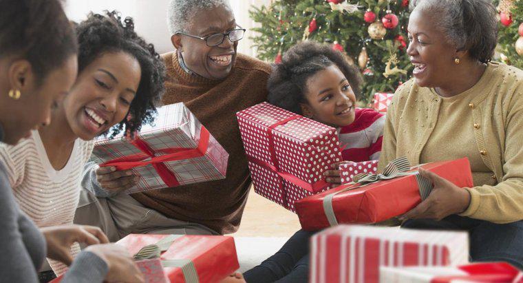 Quốc gia nào bắt đầu trao đổi quà tặng Giáng sinh?