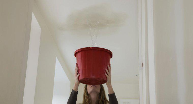 Nguyên nhân nào gây ra rò rỉ nước trên trần nhà?