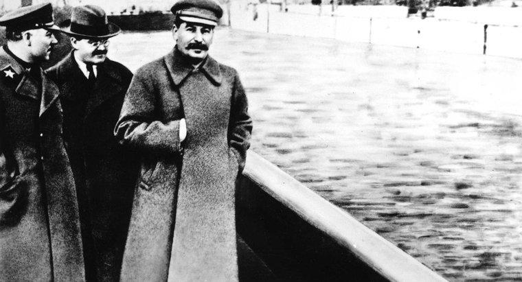 Stalin đã sử dụng tuyên truyền như thế nào để giành được quyền lực?