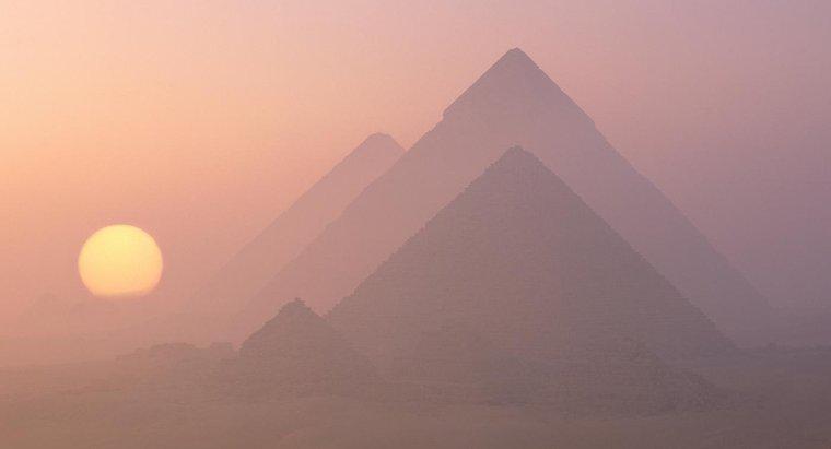 Tên của ba kim tự tháp ở Giza là gì?