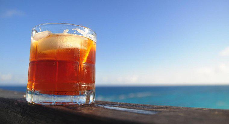 Sự khác biệt giữa rượu Rum nhẹ và rượu tối là gì?