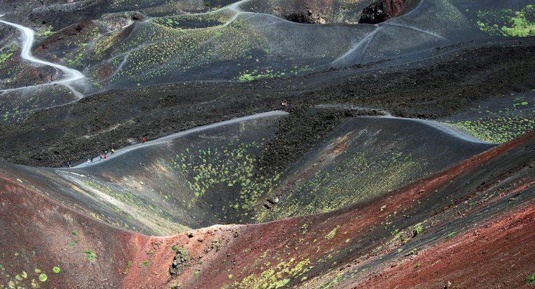 Núi Etna ở Sicily và Núi St. Helens ở Hoa Kỳ có điểm gì chung?