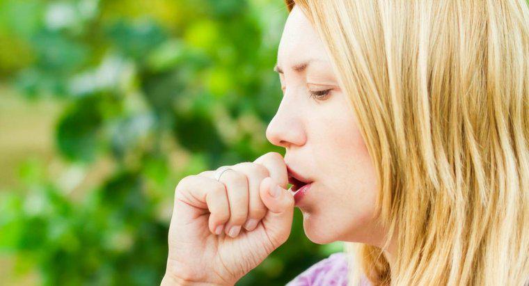 Các triệu chứng của viêm phổi khi đi bộ là gì?