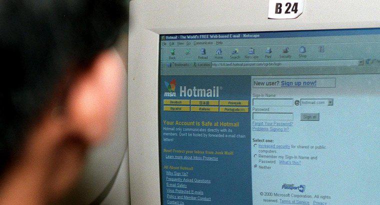 Hotmail được giới thiệu vào ngày lễ nào?