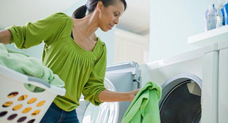Làm thế nào để bạn làm sạch một máy giặt đang để lại cặn trên quần áo?