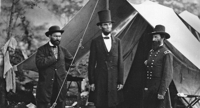 Tại sao Abraham Lincoln đội một chiếc mũ cao?