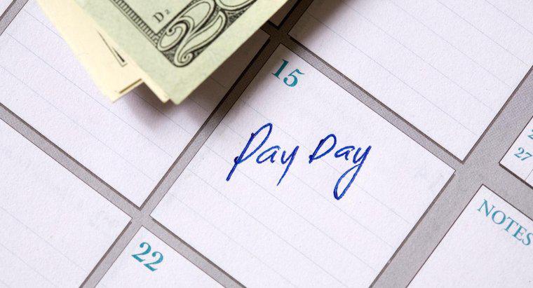 Có bao nhiêu khoảng thời gian trả lương khi một nhân viên được trả lương nửa tháng?