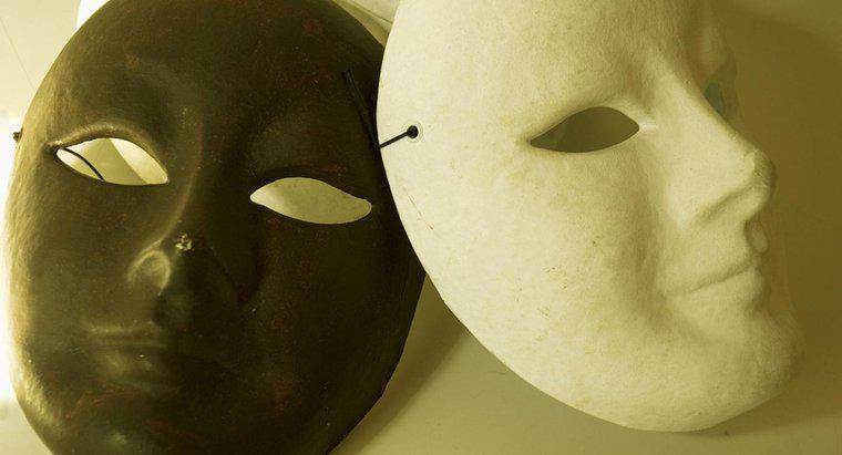 Tại sao các diễn viên Hy Lạp cổ đại đeo mặt nạ?