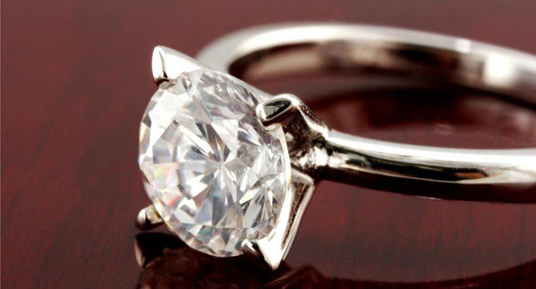Làm thế nào tôi có thể biết chiếc nhẫn kim cương của tôi là thật?