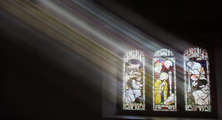 Tại sao nhiều nhà thờ có cửa sổ kính màu?