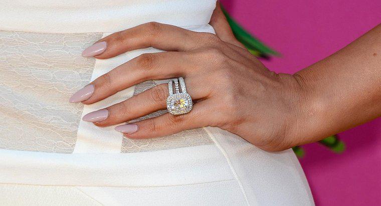 Ý nghĩa của một chiếc nhẫn cưới Nga là gì?