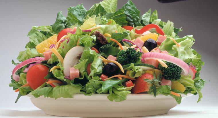 Các thành phần tiêu biểu trong món salad đầu bếp là gì?