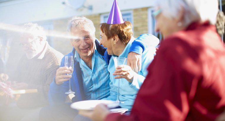 Ý tưởng trò chơi phù hợp với lứa tuổi cho bữa tiệc sinh nhật lần thứ 65 là gì?