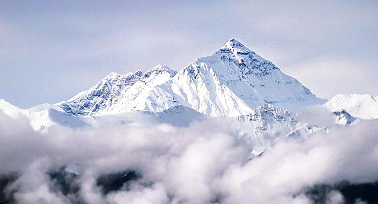 Núi Everest nằm ở đâu?