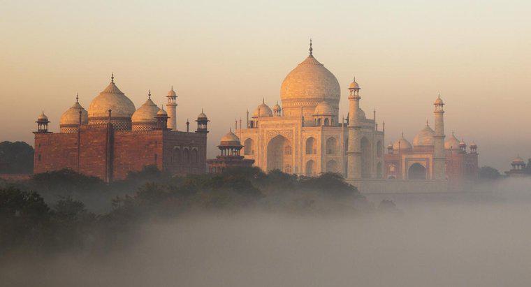 Bao nhiêu người đã phải mất để xây dựng Taj Mahal?