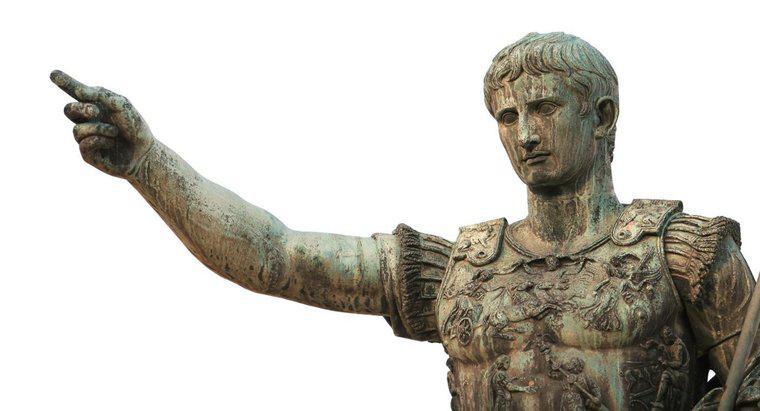 Một số thành tựu của Augustus Caesar là gì?