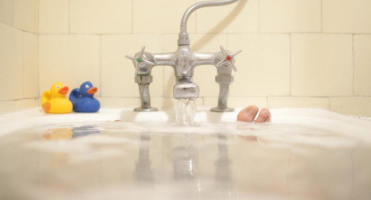 Làm thế nào để bạn sửa một lỗ trong bồn tắm?