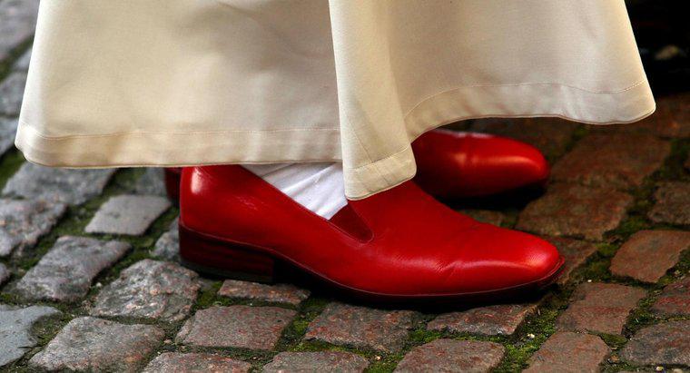 Giày của Giáo hoàng có màu gì?