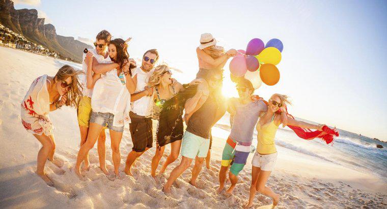 Một số ý tưởng để tổ chức tiệc trên bãi biển là gì?