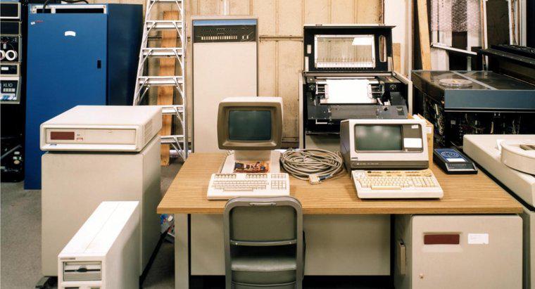 Khi nào chiếc máy tính đầu tiên ra đời?