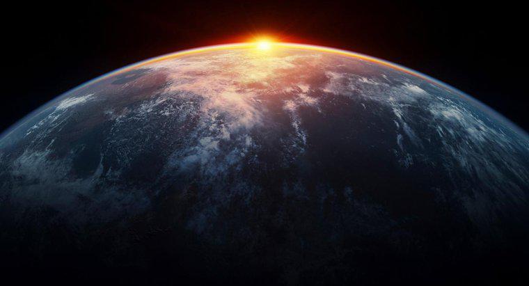 Hành tinh nào là "Tảng đá thứ ba từ Mặt trời"?