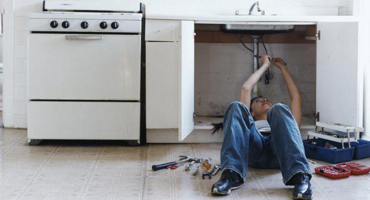 Làm thế nào để bạn sửa chữa một đường ống bị rò rỉ dưới bồn rửa chén nhà bếp của bạn?