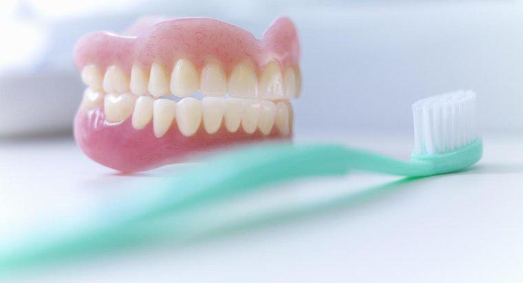 Làm thế nào để bạn làm trắng răng giả bằng sứ?