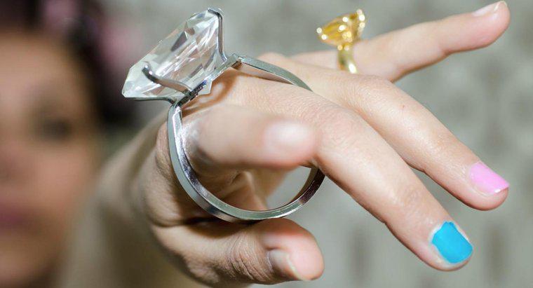 Làm thế nào để bạn sửa một chiếc nhẫn quá lớn so với ngón tay?