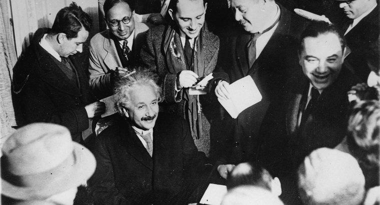 Đặc điểm tính cách của Albert Einstein là gì?