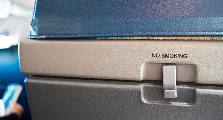 Kích thước tiêu chuẩn của không gian dưới ghế máy bay là gì?