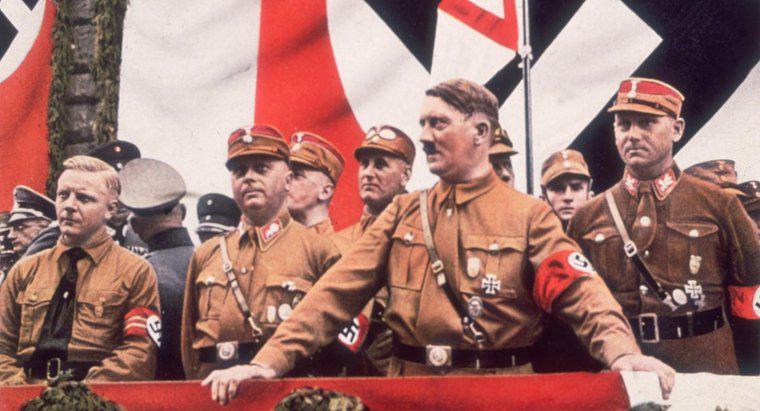 Hitler đã làm thế nào để mọi người theo dõi mình?