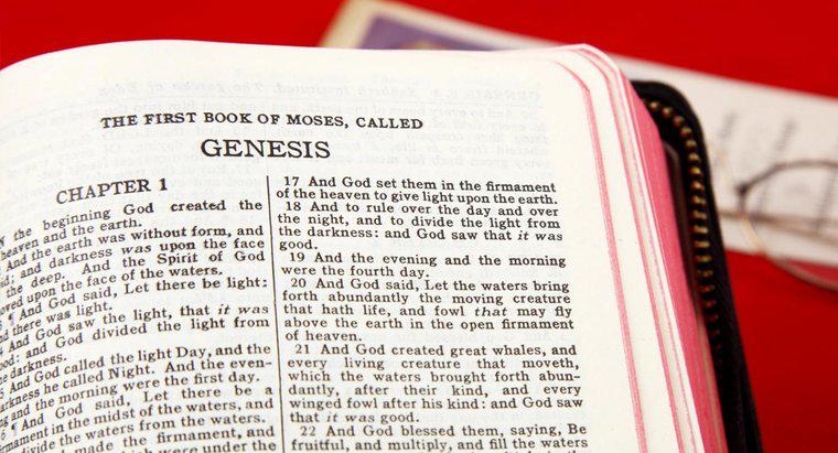 Năm cuốn sách đầu tiên của Kinh thánh là gì?
