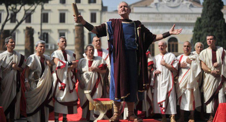 Một số ví dụ về sự mô phỏng trong "Julius Caesar" là gì?