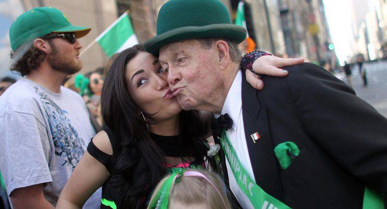 Nguồn gốc của "Kiss Me, I'm Irish" là gì?