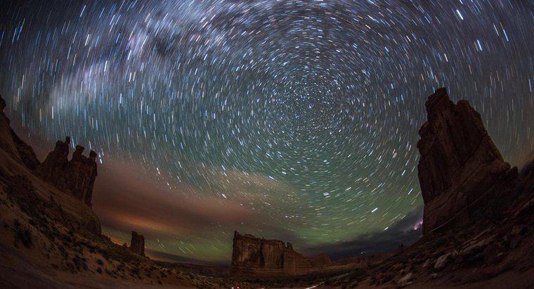 Điều gì khiến các ngôi sao dường như di chuyển từ Đông sang Tây trên bầu trời đêm?