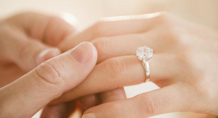 Nhẫn đính hôn của bạn đeo trên tay nào?