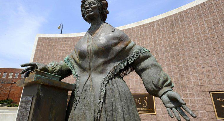 Bài thơ "Ain’t I a Woman" của Sojourner Truth nói về điều gì?