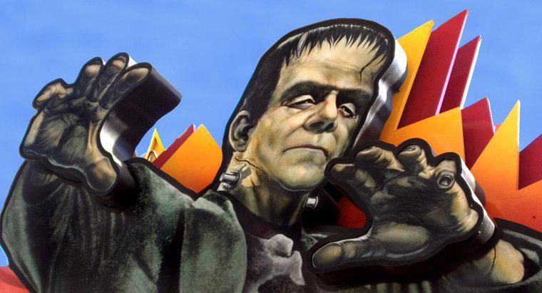 Một số ví dụ về điềm báo trong Frankenstein là gì?