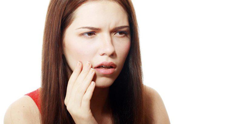 Nguyên nhân nào gây ra vết phồng rộp trên môi?