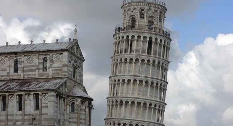 Tháp nghiêng Pisa được làm bằng chất liệu gì?