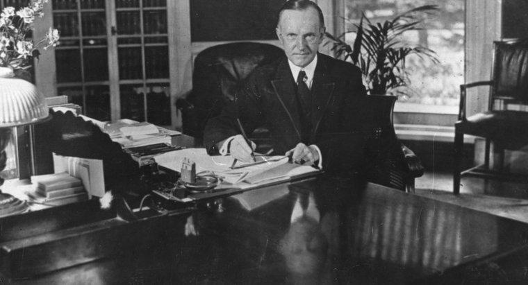 Tổng thống Coolidge đã khôi phục niềm tin của công chúng như thế nào?