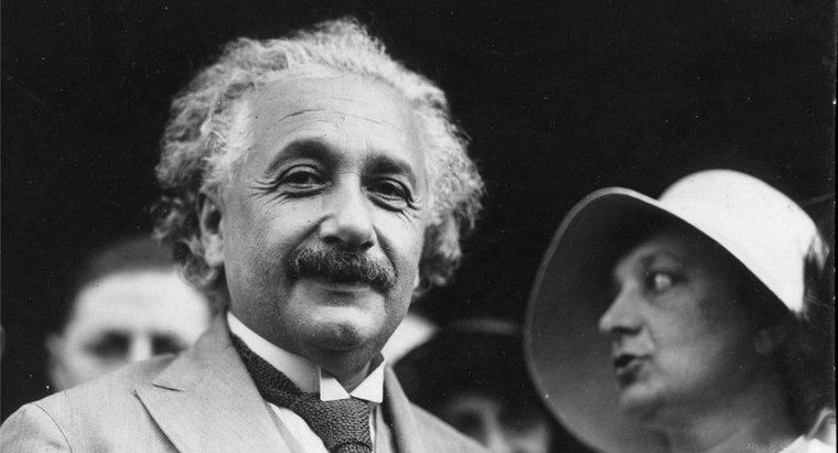 Albert Einstein đã làm những công việc gì?