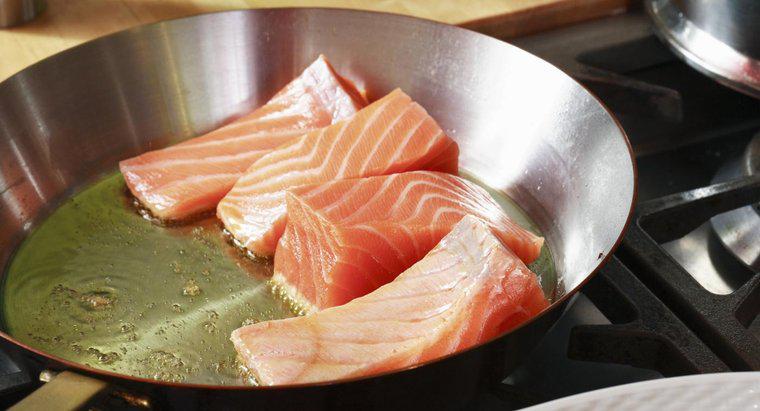 Làm thế nào để bạn nấu cá hồi trên bếp?
